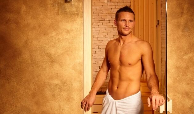 Uomo nello stabilimento balneare prima dell'ingrandimento del pene