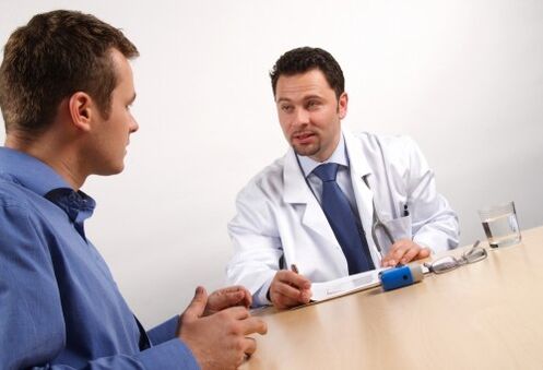 Appuntamento dal medico prima dell'ingrandimento del pene con limonata