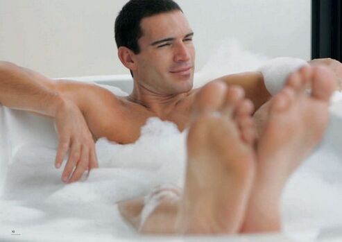 Un uomo fa un bagno con bicarbonato di sodio per ingrandire il suo pene