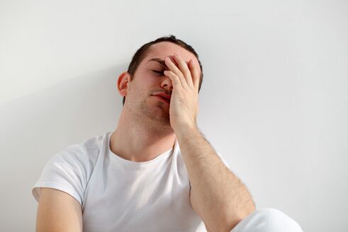 Un uomo è arrabbiato per il suo pene piccolo e per come può ingrandirlo con la soda