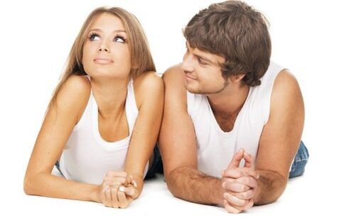 Una donna e un uomo pensano all'ingrandimento del pene con la limonata