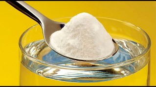 Un cucchiaino di bicarbonato di sodio in un bicchiere d'acqua per comprimere il pene