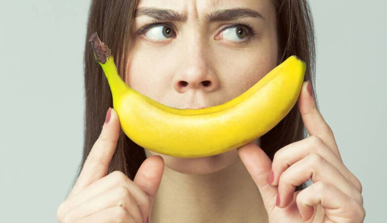 La ragazza con la banana imita l'ingrandimento del pene con il massaggio